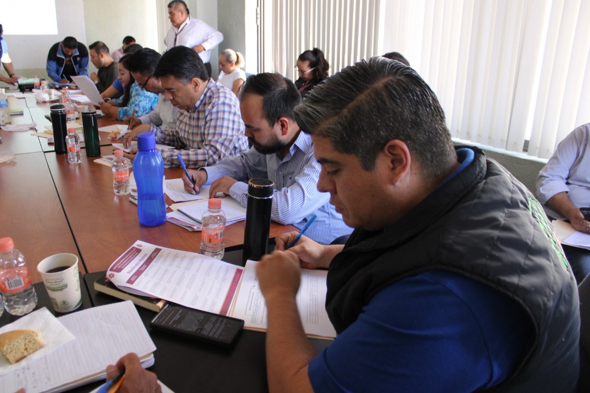 Se llevó a cabo la reunión para la difusión de la filosofía institucional de los Objetivos Institucionales a todo el equipo operativo de la Dirección General, impulsando el trabajo colaborativo entre todas las direcciones.
#SomosUnEquipoTransformandoElFuturo