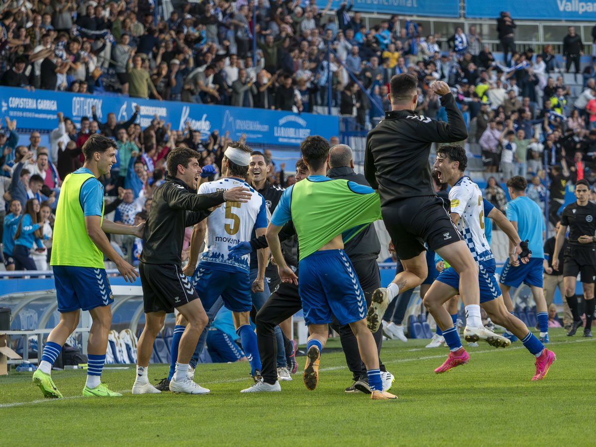 PauTrias01's tweet photo. Ha sido un placer defender estos colores. ⚔️
Arlequinats, siempre seré uno de los vuestros.
HONOR AL SABADELL!!!💙🤍 https://t.co/6lK0TzQ0xd