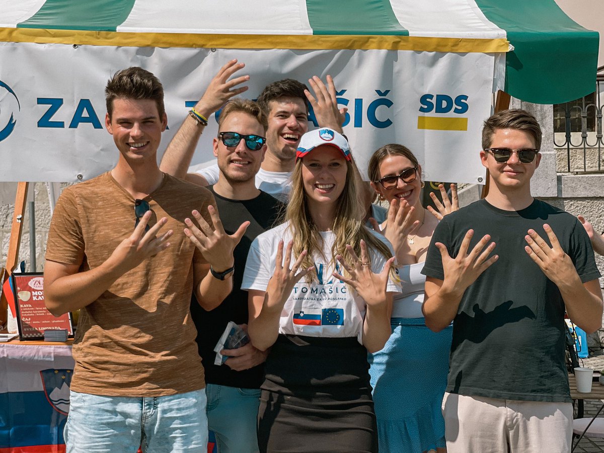 ZalaCTomasic's tweet photo. Zadnji 📸 utrinki iz ZADNJE mobilne kavarne! Z eno besedo - bilo je NORO! 🎉 Iz srca HVALA vsem! 🙏💛 https://t.co/ubDLZExcZ2