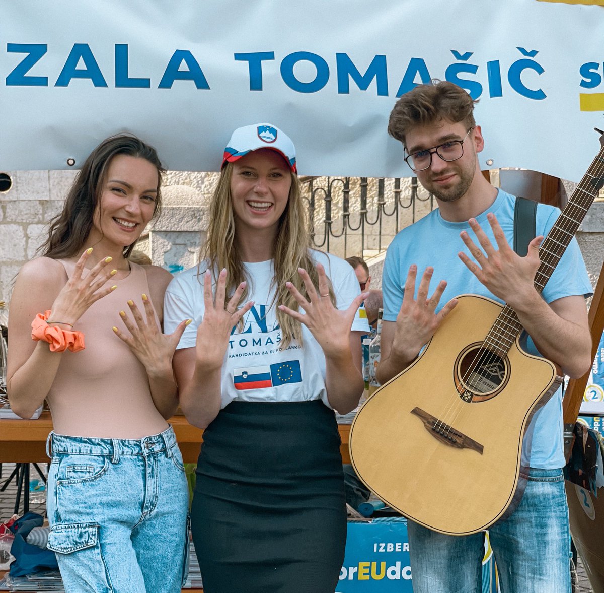 ZalaCTomasic's tweet photo. Zadnji 📸 utrinki iz ZADNJE mobilne kavarne! Z eno besedo - bilo je NORO! 🎉 Iz srca HVALA vsem! 🙏💛 https://t.co/ubDLZExcZ2