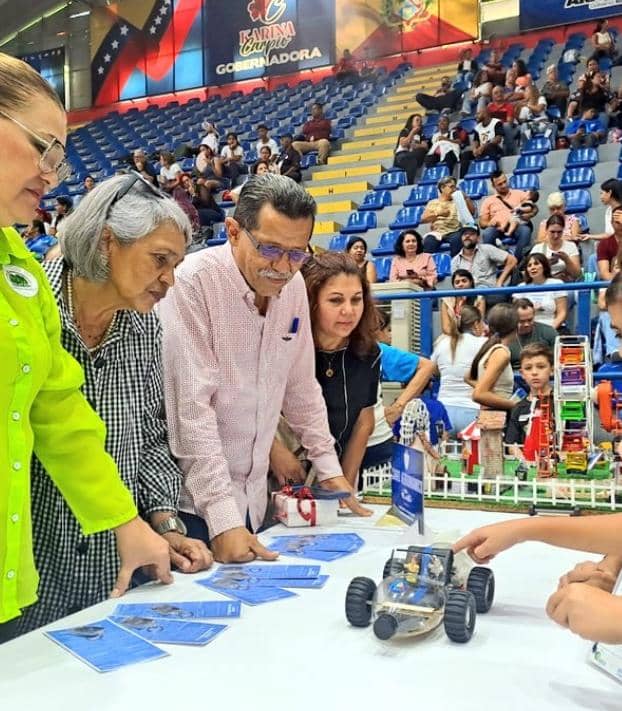 cnaeoficial's tweet photo. Desde el Edo. Aragua, en el polideportivo las delicias en la  Feria de Innovación Semilleros Científicos y Olimpiadas de Robótica Creativa nuestro Viceministro y Pdte. de la corporación @pedrodiazg59 junto a la Gob. @Soykarinacarpio  dijo ¡Presente!. @NicolasMaduro
@_LaAvanzadora https://t.co/KCkudEQ3vM