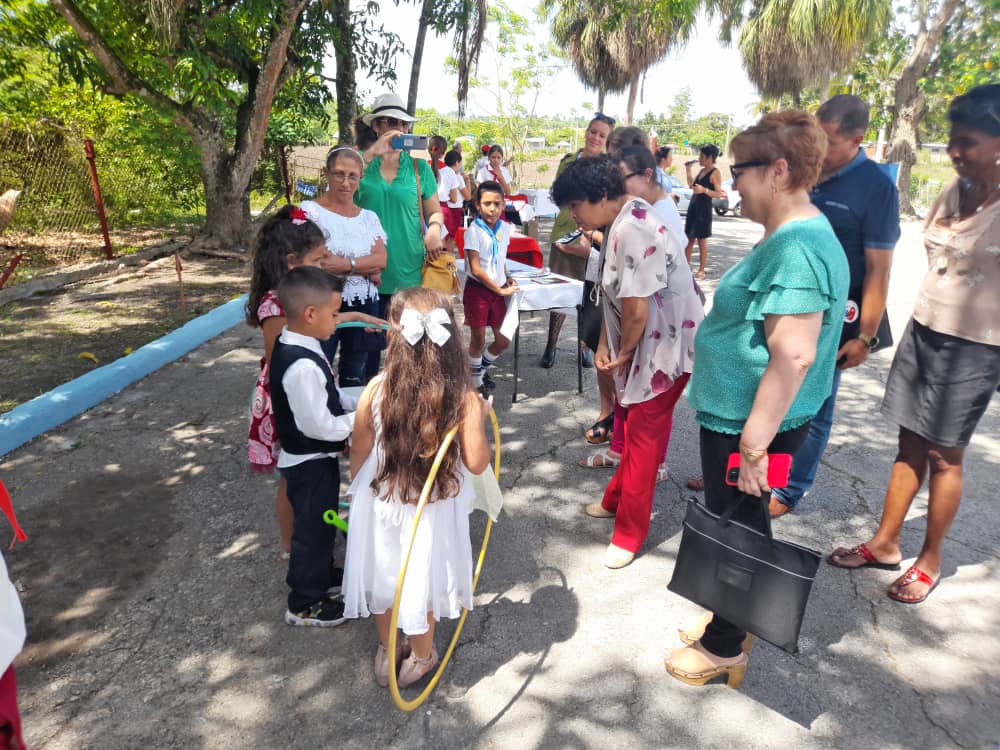 Como parte de la #VisitaParlamentariaVC recorren instituciones educativas del Consejo Popular Universidad, entre ellas la ENR Máximo Gómez Báez, donde comparten con alumnos y trabajadores #VillaClaraConTodos <a href="/anamarianpp/">Ana Mari Machado</a>  <a href="/btan0987/">Naima Ariatne Trujillo</a>  <a href="/MilaxyA/">Milaxy Yanet Sánchez Armas</a>  <a href="/santa_clareno/">Santaclareño</a>