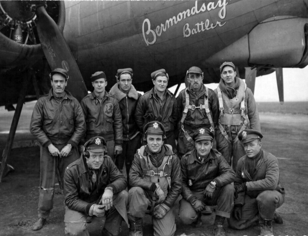 ‘Bermondsey Battler’ - B17 bomber flown by the US Air Force from Ridgewell in Essex. Crowd funded by people of #Bermondsey and #Rotherhithe to stick it to ‘Fritz’ in return after the Surrey Docks blitz #WW2 <a href="/MayflowerPub/">The Mayflower Pub</a> <a href="/NickDBJ69/">Cllr Nick Johnson FRSA🔶</a>