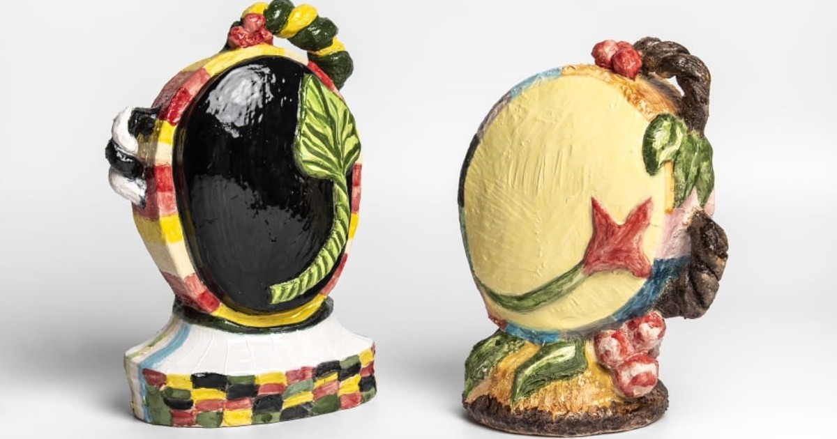 Paquetes de papas fritas y otras delicadezas en el escritorio de Enrique Larreta clarin.com/revista-n/paqu…