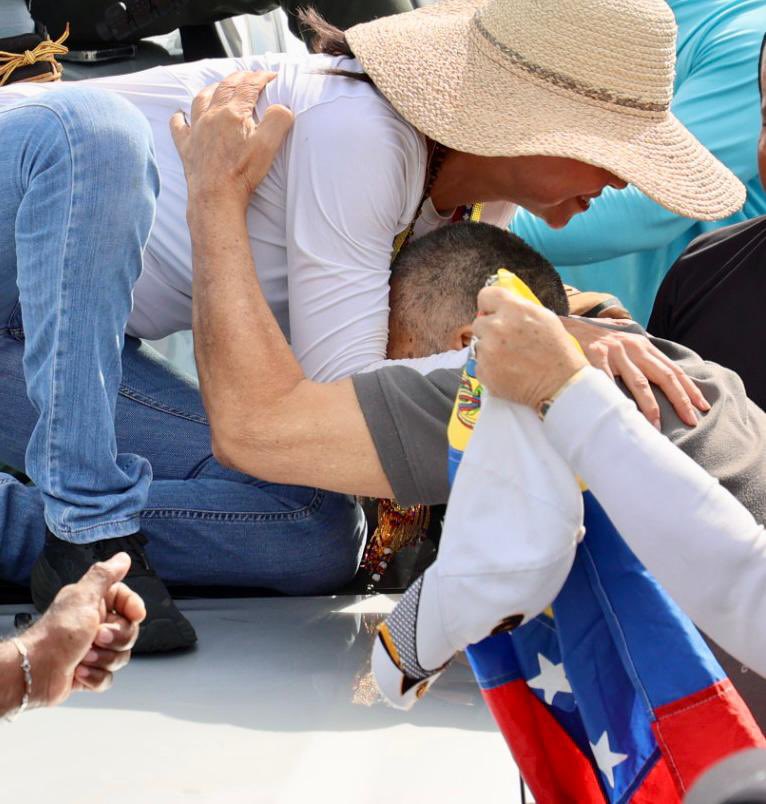 ConVzlaComando's tweet photo. Un sentimiento: ¡esperanza! ¡Vamos, Venezuela! 🇻🇪

📍Tucupita, Delta Amacuro, con @MariaCorinaYA. https://t.co/jvECr1eRlk
