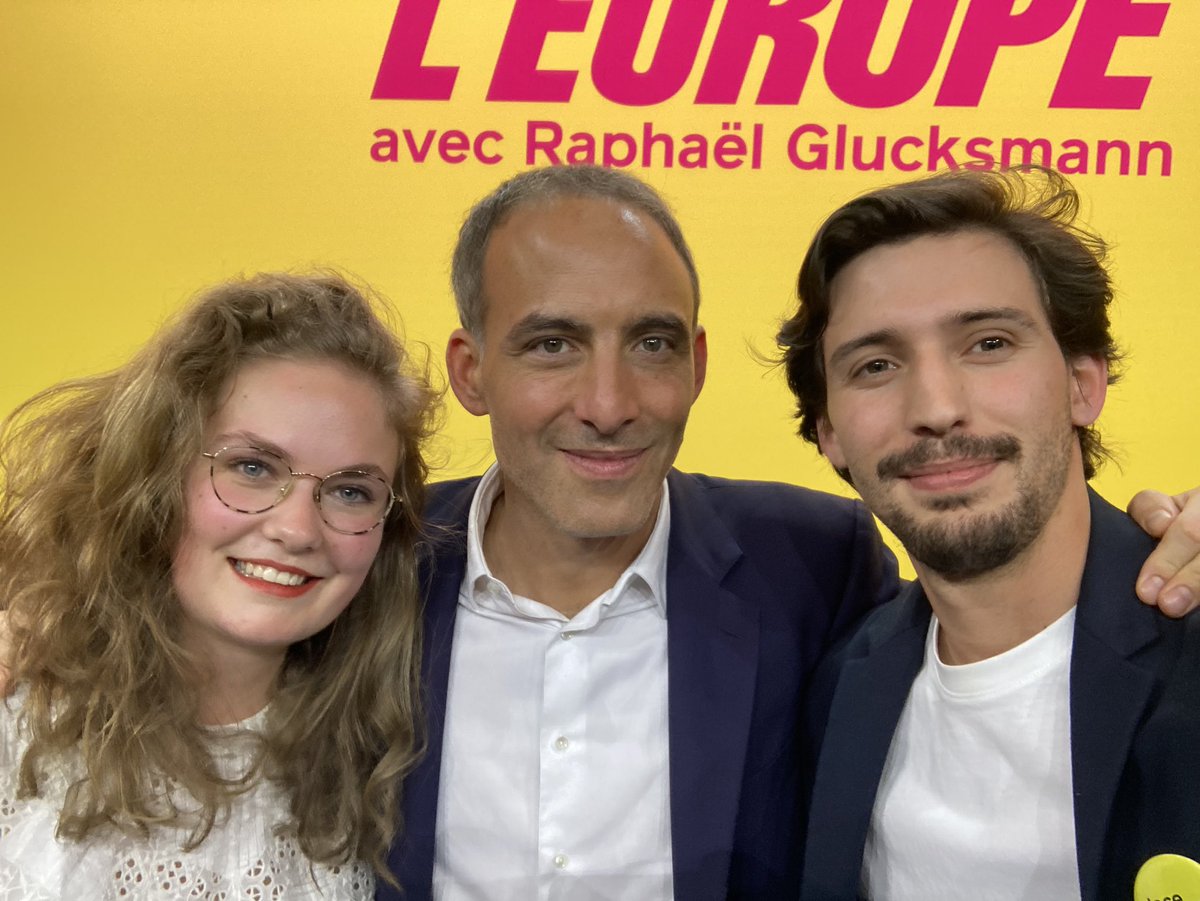 Fin de campagne, et premier selfie avec <a href="/rglucks1/">Raphael Glucksmann</a>.

Pour la solidarité sociale, pour la révolution écologique, pour le feminisme, pour la démocratie ⤵️

Dimanche on #ReveilleLeurope 🇪🇺
Dimanche, #JeVoteGlucksmann
