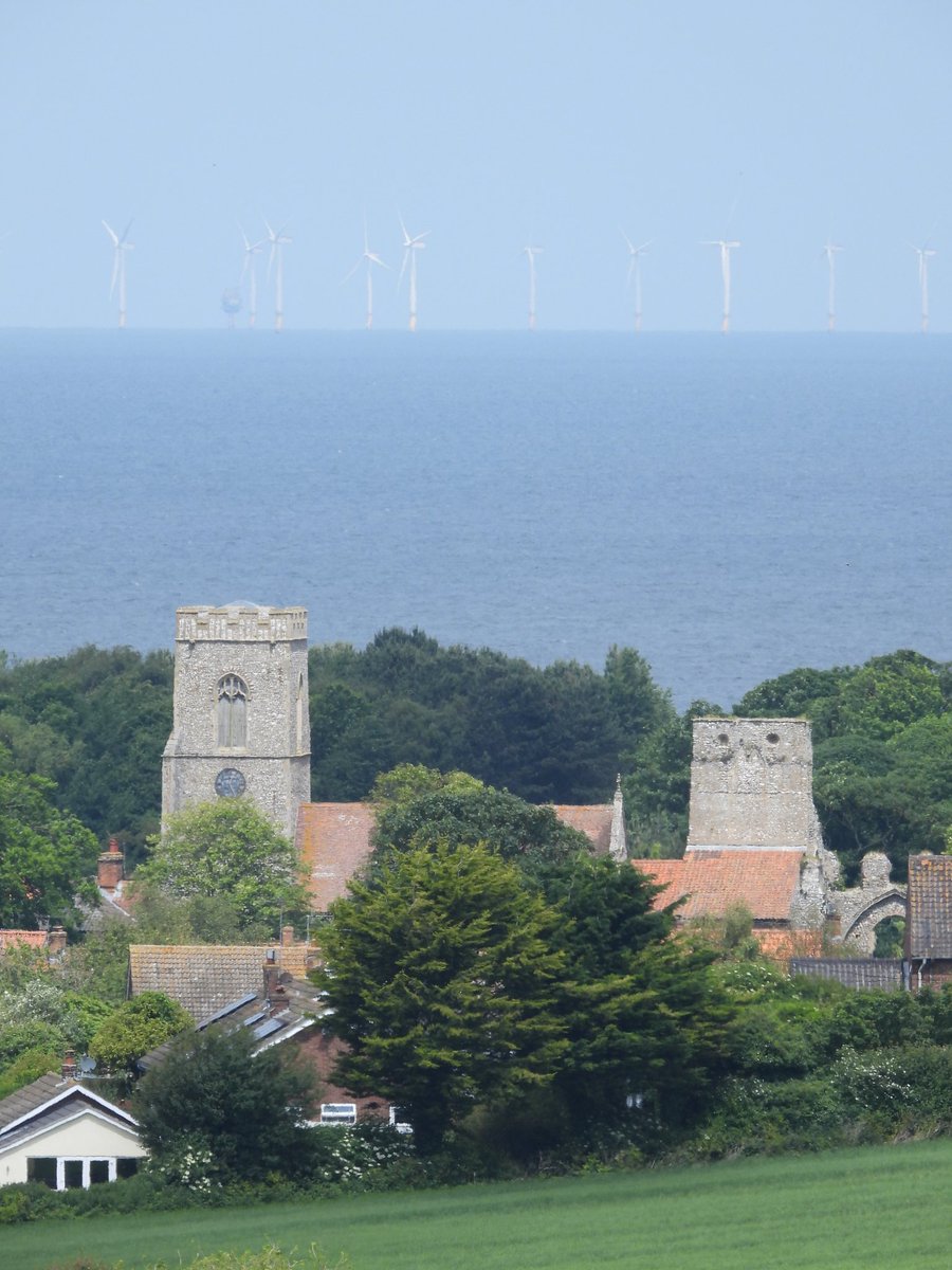 Matedwards7's tweet photo. Last moving train shot, this one of the towers of All Saints Church and the ruined Priory in Weybourne, Norfolk, again with zoom. #NorthNorfolkRailway #Weybourne #Norfolk #PoppyLine https://t.co/2VdLrzDCpt