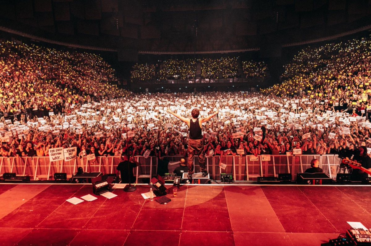 Sharr_Malik's tweet photo. the fan project:                       the reaction: https://t.co/z8r7NAW3H3