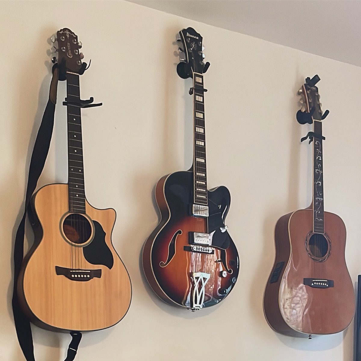 Powderpuff_Room's tweet image. So happy to finally get these up! They have been hidden for too long! 🖤✨

#blogger #psblogger #musicblog #music #musician #musiclovers #guitar #guitarplayer #guitarlife #singersongwriter #singer #oldlife #musicalinstrument #decorating #home #northampton