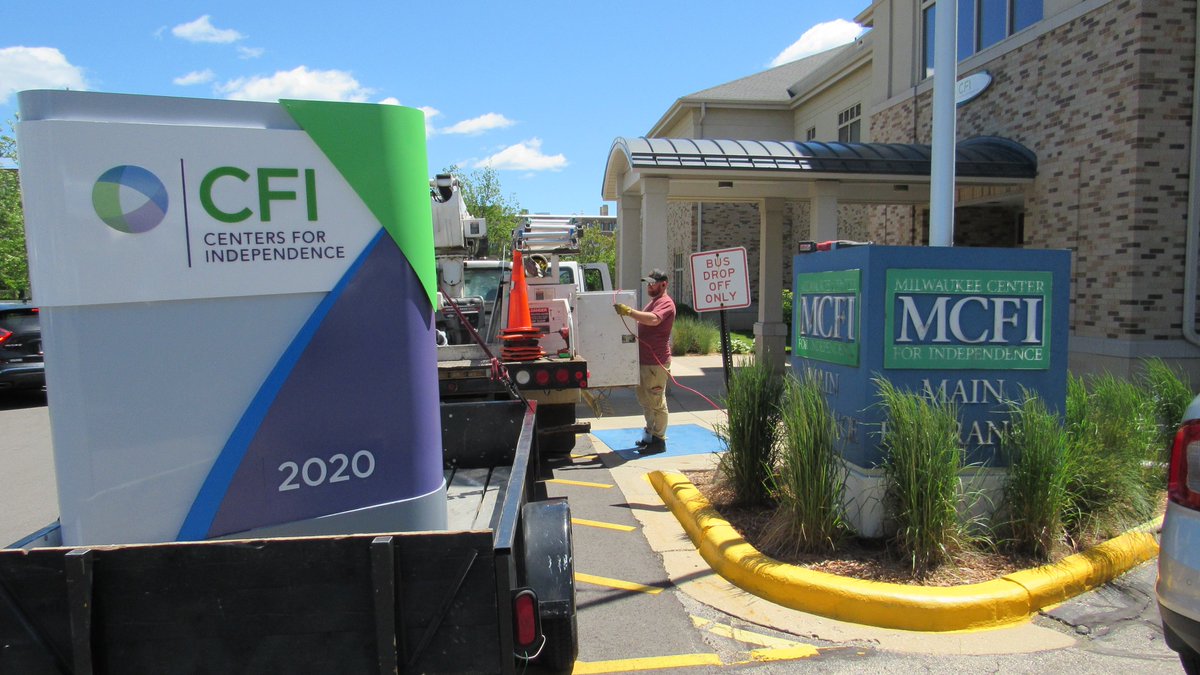 CFIHOPE's tweet photo. 🌟 Check out this eye-catching addition to our parking lot. It perfectly embodies our commitment to enhancing the community.

Thank you Badger Lighting and Signs LLC!

#leadingsuccess #cfihope #milwaukee https://t.co/kIrxa4Fckg