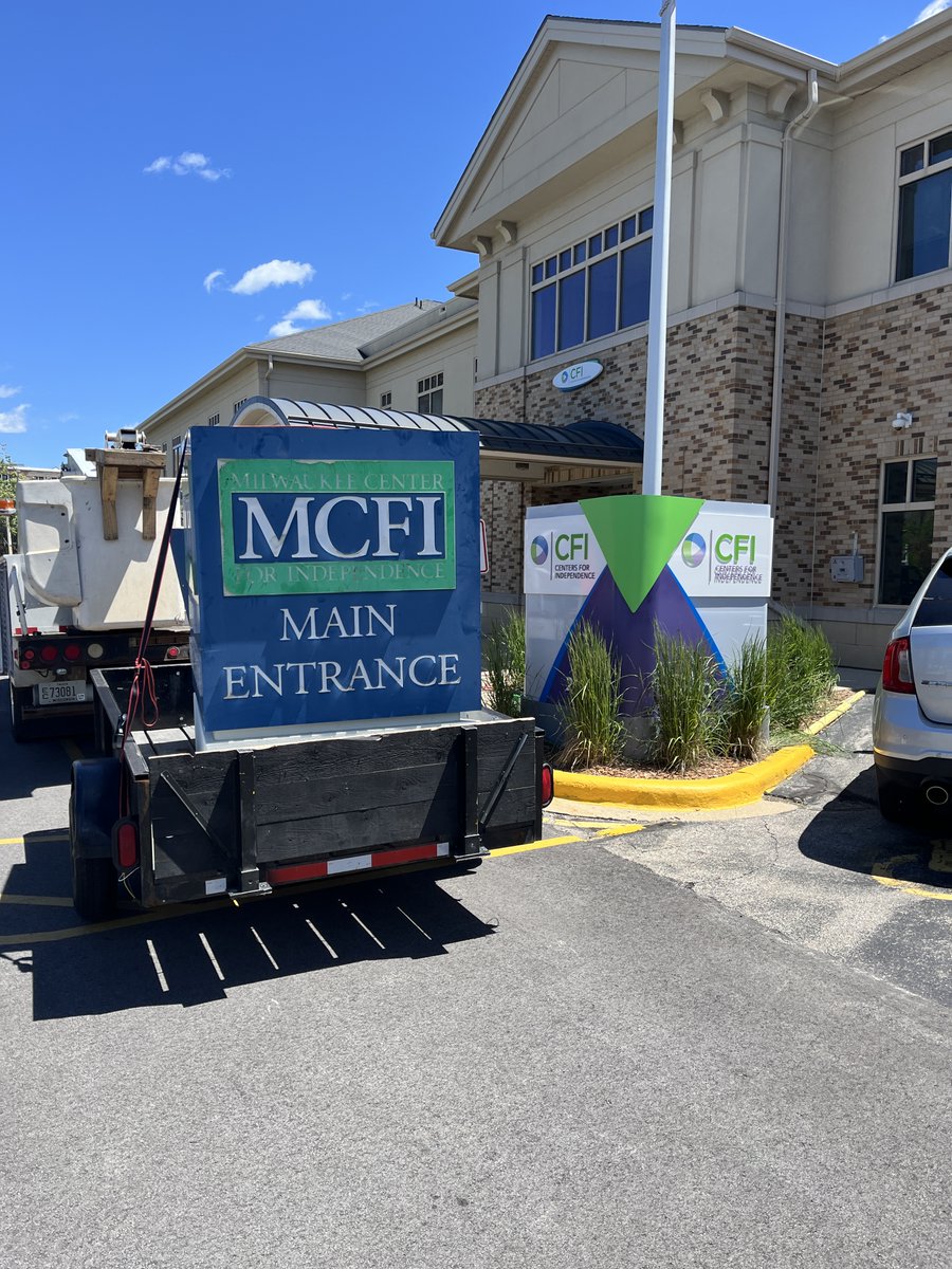 CFIHOPE's tweet photo. 🌟 Check out this eye-catching addition to our parking lot. It perfectly embodies our commitment to enhancing the community.

Thank you Badger Lighting and Signs LLC!

#leadingsuccess #cfihope #milwaukee https://t.co/kIrxa4Fckg