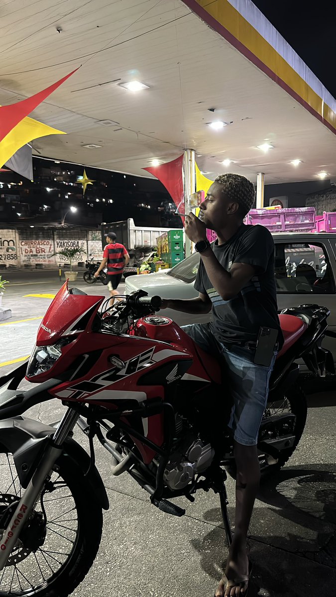 Hoje to marolando numa moto cara, e o menorzinho sonhava em ter uma dessa de pequeno 💭🚆🤹🏽🎰