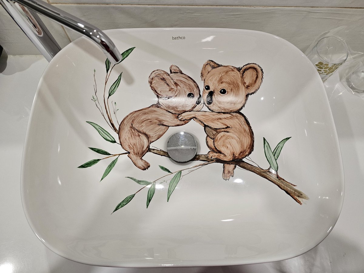 I had the cutest sink decoration at my hotel yesterday - koala kisses! 🐨😍