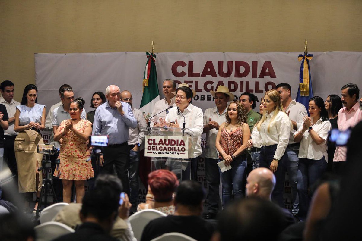 ClaudDelgadillo's tweet photo. No dejaremos de denunciar las inconsistencias e irregularidades del proceso electoral en Jalisco. ¡Vamos a encontrar hasta el último voto!

Gracias al presidente @mario_delgado y a todos quienes me acompañan por defender la democracia y la transformación. No dejaremos que las naranjas podridas se lleven la democracia en sus bolsas de basura.

¡Ni un paso atrás!

#VotoXVoto
#Faltan1MillonDeVotos