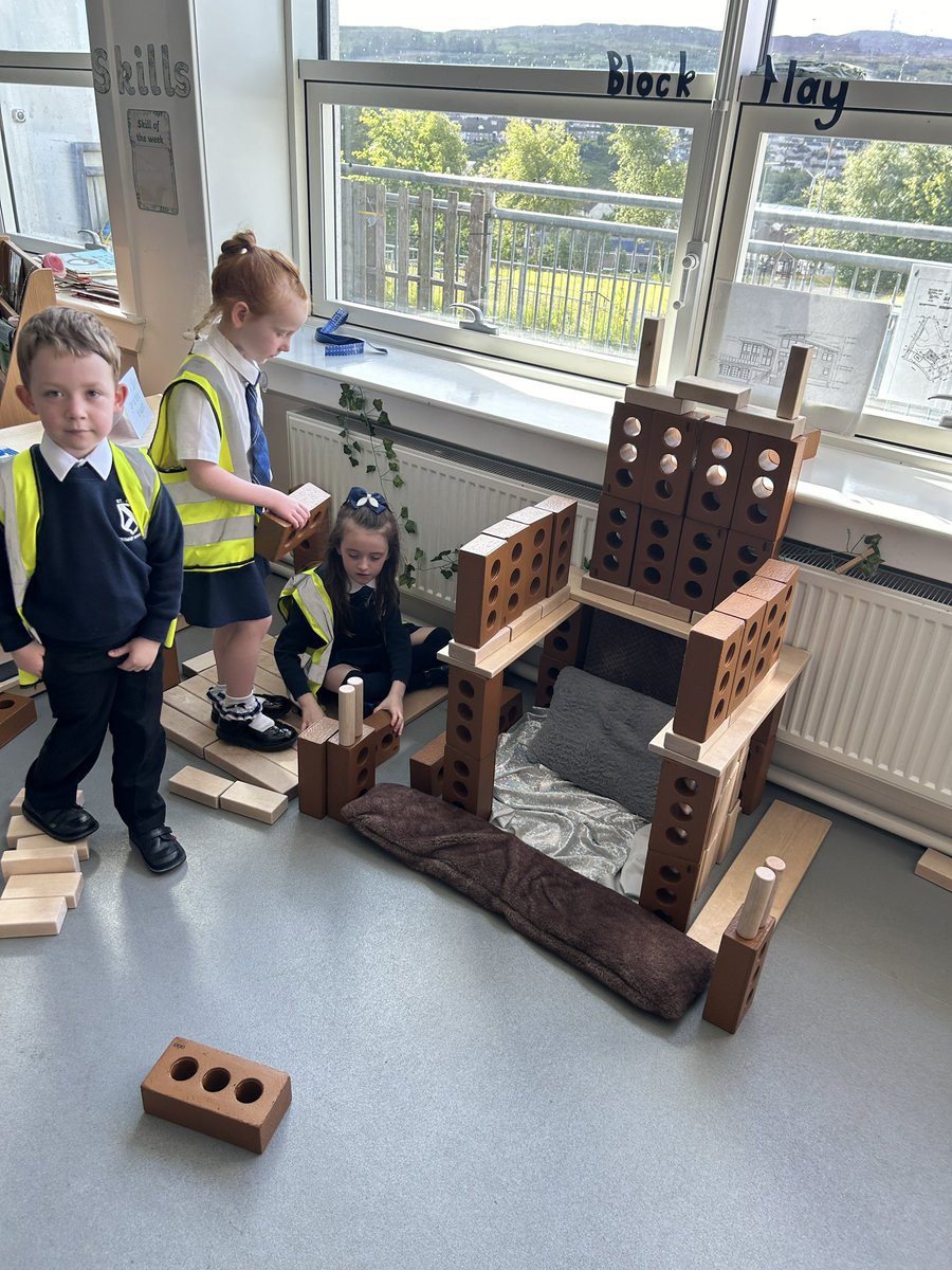 MissBrownSTAnd's tweet photo. I was completely blown away by this amazing throne that some of the P1 children constructed as part of our focus in the ‘th’ sound!🧱 @saintandrewsps @MrsMcCormackP1 https://t.co/ncIPk5PqvN