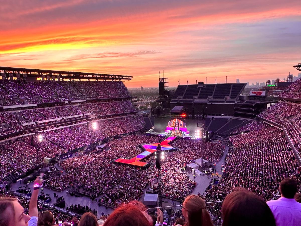 taylorargen's tweet photo. 🚨 “Eras Tour” de Taylor Swift se convierte en el show más taquillero en la historia de la música con una recaudación estimada de más de 2 MIL MILLONES DE DÓLARES y 11 millones de entradas vendidas en el mundo. 
Tambien la pelicula es el TOUR más taquillero en la historia en cine https://t.co/NqV68F5pxG