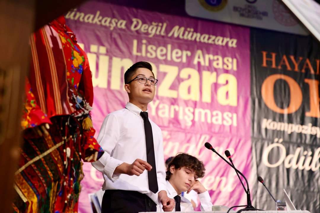 Gökhan Melikoğlu (@gmelikoglu) on Twitter photo <a href="/OrduBBld/">Ordu Büyükşehir Belediyesi</a> ve <a href="/Ordu_MEM/">Ordu İl Millî Eğitim Müdürlüğü</a> iş birliğinde “Münakaşa Değil Münazara” Liseler Arası Münazara Yarışması Finalinde <a href="/OrduTOBB_MTAL/">ORDU TOBB MESLEKİ VE TEKNİK ANADOLU LİSESİ</a> yi en güzel şekilde temsil eden sevgili öğrencilerimizi ve danışman öğretmenimizi tebrik ediyoruz.<a href="/AOrduKaymakamlk/">Altınordu Kaymakamlığı</a>
<a href="/altinordu_mem/">Altınordu İlçe Milli Eğitim Müdürlüğü</a> <a href="/CamsanOrdu/">Çamsan Ordu A.Ş.</a> <a href="/RHisarciklioglu/">Rifat Hisarcıklıoğlu</a> <a href="/OrduBBld/">Ordu Büyükşehir Belediyesi</a> ve <a href="/Ordu_MEM/">Ordu İl Millî Eğitim Müdürlüğü</a> iş birliğinde “Münakaşa Değil Münazara” Liseler Arası Münazara Yarışması Finalinde <a href="/OrduTOBB_MTAL/">ORDU TOBB MESLEKİ VE TEKNİK ANADOLU LİSESİ</a> yi en güzel şekilde temsil eden sevgili öğrencilerimizi ve danışman öğretmenimizi tebrik ediyoruz.<a href="/AOrduKaymakamlk/">Altınordu Kaymakamlığı</a>
<a href="/altinordu_mem/">Altınordu İlçe Milli Eğitim Müdürlüğü</a> <a href="/CamsanOrdu/">Çamsan Ordu A.Ş.</a> <a href="/RHisarciklioglu/">Rifat Hisarcıklıoğlu</a>