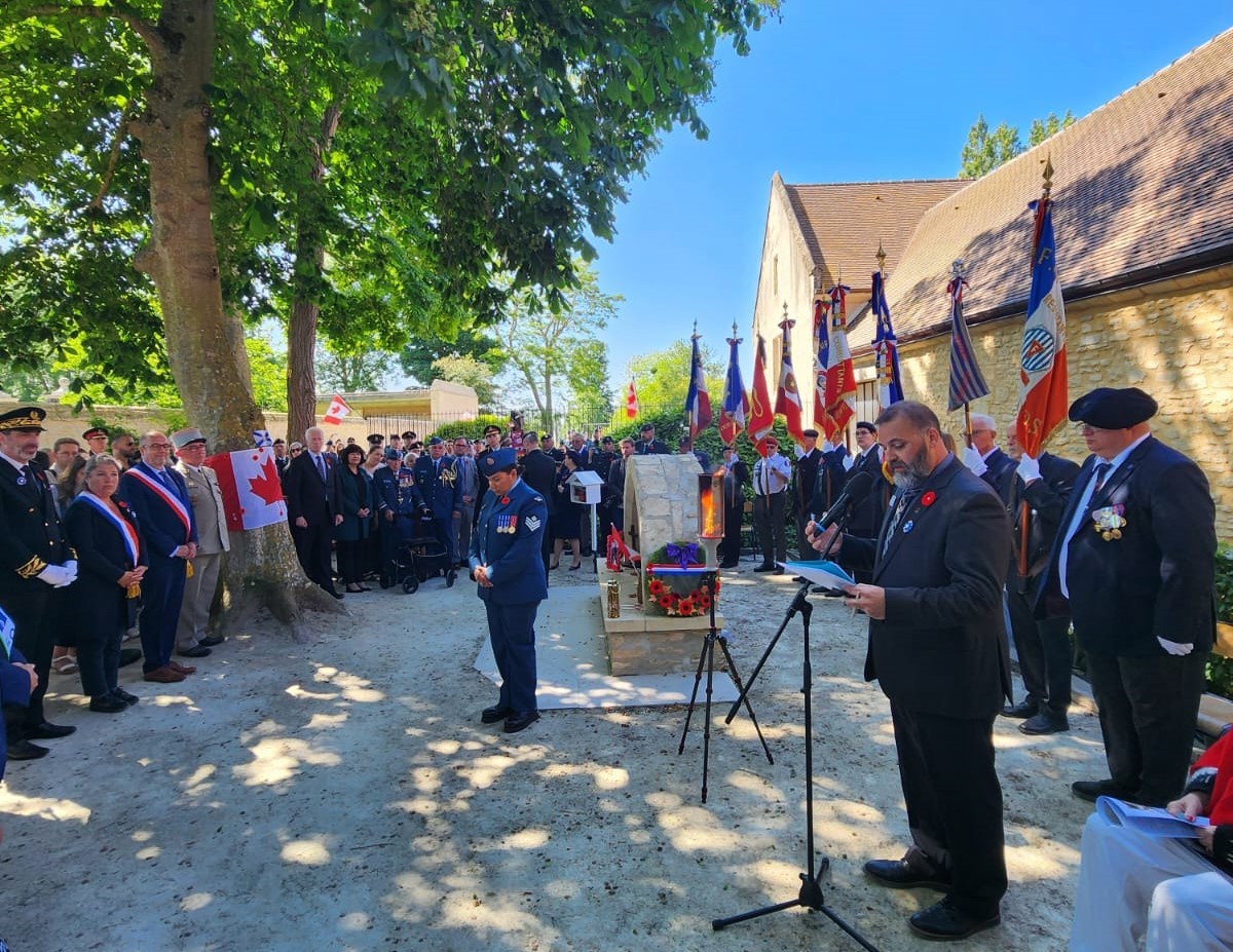 AmbCanFrance's tweet photo. À la cérémonie @CBFFCCB à l'#AbbayedArdenne, nous rendons hommage aux 156 prisonniers de guerre canadiens exécutés après le #JourJ par la 12e division SS Panzer (la Jeunesse hitlérienne). Leur mémoire est honorée aujourd'hui. 🙏🏼🇨🇦 #JOURJ80 https://t.co/LNj278JIsx