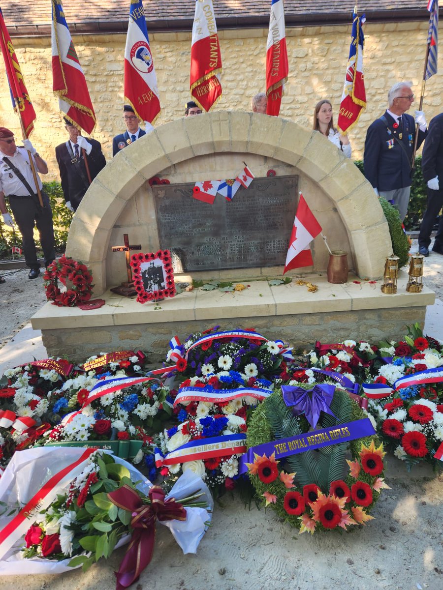 AmbCanFrance's tweet photo. À la cérémonie @CBFFCCB à l'#AbbayedArdenne, nous rendons hommage aux 156 prisonniers de guerre canadiens exécutés après le #JourJ par la 12e division SS Panzer (la Jeunesse hitlérienne). Leur mémoire est honorée aujourd'hui. 🙏🏼🇨🇦 #JOURJ80 https://t.co/LNj278JIsx