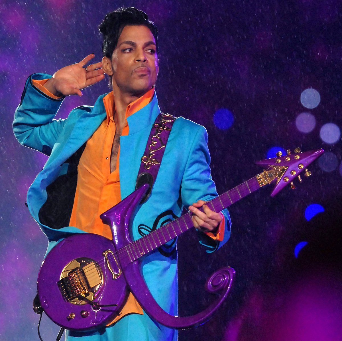 jjstoneFM's tweet photo. I need to be playing some Prince. Wishing the late and great artist a Happy heavenly birthday. Happy 66th Prince! πΈπ»πΆπ #TheArtist @prince #PrinceDay #RIP π #celebBDAYsuits https://t.co/33TYvmDbje