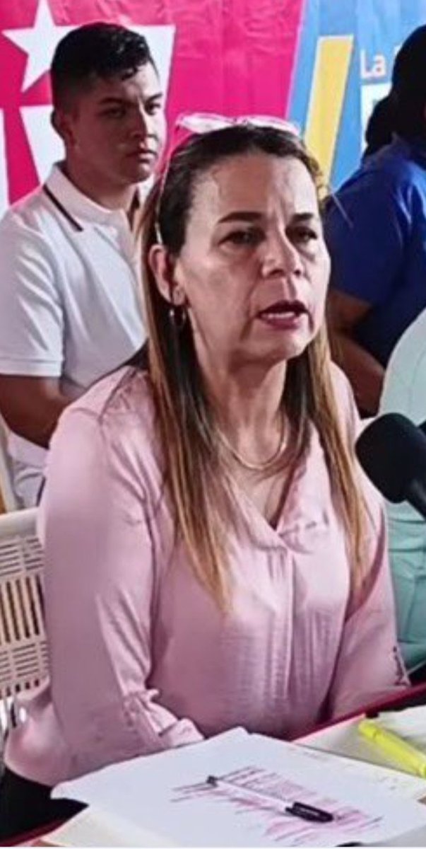 ObservadBinario's tweet photo. #NTCV Iris "la fosforito", ¿está fea o está enferma? ¿Qué creen ustedes? https://t.co/ijvZx3ub1Y