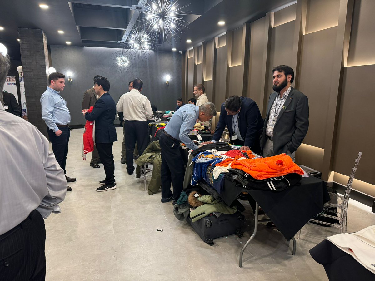 SalmanR23620569's tweet photo. The visit ended with the event organized by Consulate General of Pakistan at Houston, Houston Karachi Sister cities association and Appna association. Delegates displayed their products to businessmen from Texas and appreciated efforts of Sialkot chamber and TDAP. https://t.co/0f1IcTOkaN