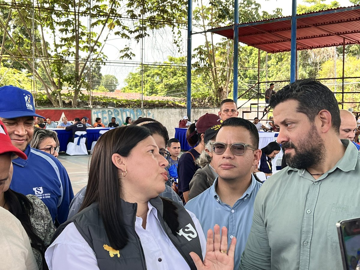 FerC84's tweet photo. En compañía de la magistrada @taniadamelio hicimos entrega de títulos de adjudicación de tierras en el tribunal móvil q se realizó en la parroquia la cruz - Maturin. @ErnestoLunaPsuv @davidjhg @INTi_Venezuela @GobMonagas_ @irwingPsuv_ https://t.co/GBrnNxXH7e