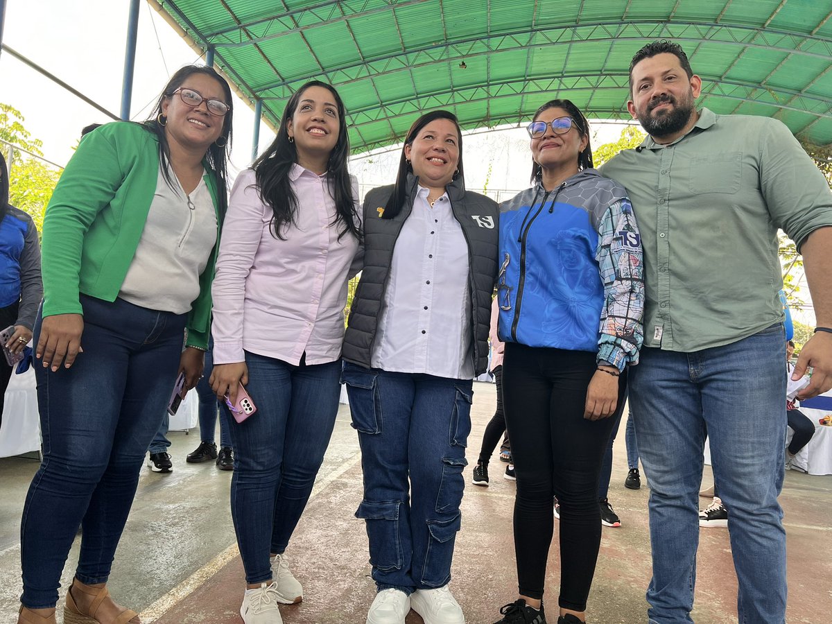 FerC84's tweet photo. En compañía de la magistrada @taniadamelio hicimos entrega de títulos de adjudicación de tierras en el tribunal móvil q se realizó en la parroquia la cruz - Maturin. @ErnestoLunaPsuv @davidjhg @INTi_Venezuela @GobMonagas_ @irwingPsuv_ https://t.co/GBrnNxXH7e