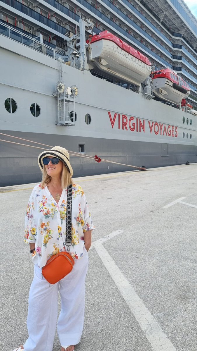 Paralelo20's tweet photo. 🎙️Volcanes de mundo con @JoaquinGeografo
🎙️#VirginiaLopez @CruisesNewsMG ha vuelto muy contenta del crucero a bordo Resilient Lady de @VirginVoyages https://t.co/bXK8kD0iXX
