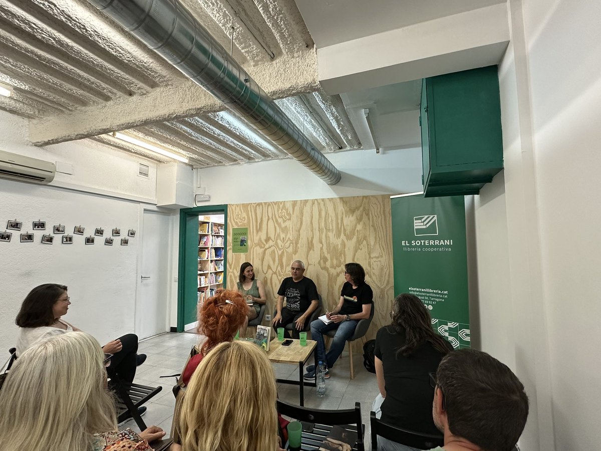 carrera_mar's tweet photo. @pol_lenedicions @soterranillibre @jordimartifont_ @rafamarrase @jordipanye Gràcies @EmiliSamper per la foto😇 Una tarda de reflexió sobre #Secondina a @soterranillibre Gràcies @jordimartifont_ per posar en valor la literatura que es mulla contra les opressions @pol_lenedicions https://t.co/EI7dvHQrsu