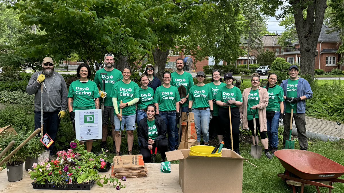 QueensUnitedWay's tweet photo. Today @queensu staff from departments including @QueensuVPR, @SmithBusiness, University Relations, Teaching &amp; Learning and others joined over 500 volunteers in #ygk to support @unitedwaykfla’s #DayofCaring.

#StrongerTogether https://t.co/pzj7dLvTLy