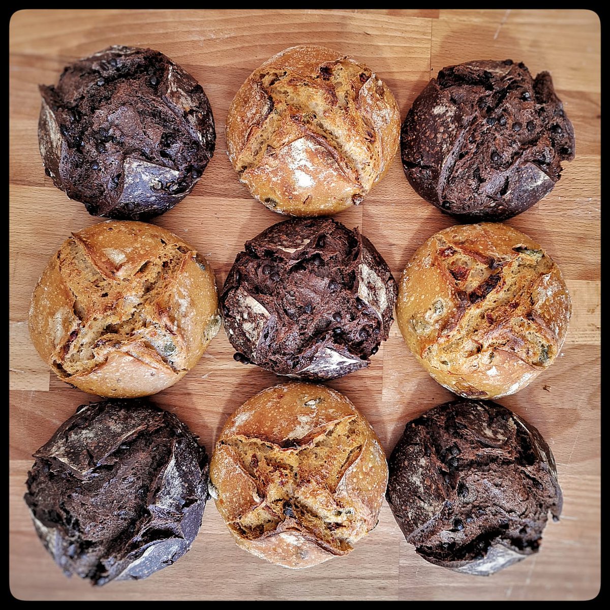 paindematthieu's tweet photo. "Olives-tomates" ou "Cacao-pépites de chocolat - piment d'Espelette" ?

"Cacao-pépites de chocolat - piment d'Espelette" ou "Olives-tomates" ?

Vous préférez quel petit pain de 200g ? 😁

#7epis #levainnaturel #farinebio #Fermentationlongue #onseregale https://t.co/CjaBhWK9pg