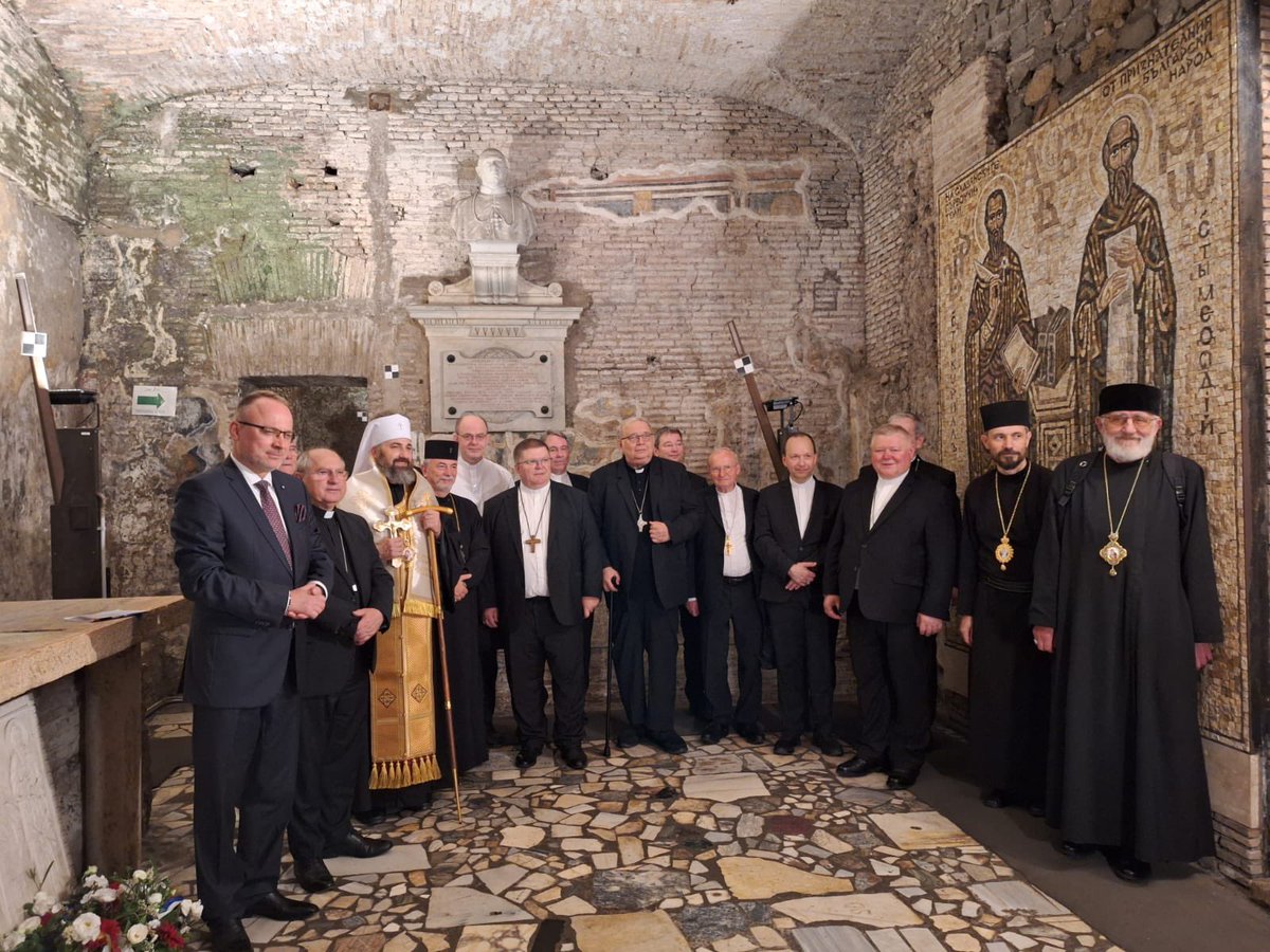 SlovakiaHolySee's tweet photo. Privat audience of 17🇸🇰bishops with Pope Francis @Pontifex joint prayer Moleben to Saints Cyril&amp;Methodius at tomb of S. Cyril in Basilica di S. Clemente&amp;Holy Mass in Basilica di S. Paolo, concluded Slovak " Ad limina apostolorum" in Vatican🇻🇦🇸🇰 @TKKBS https://t.co/KldH84rfFI