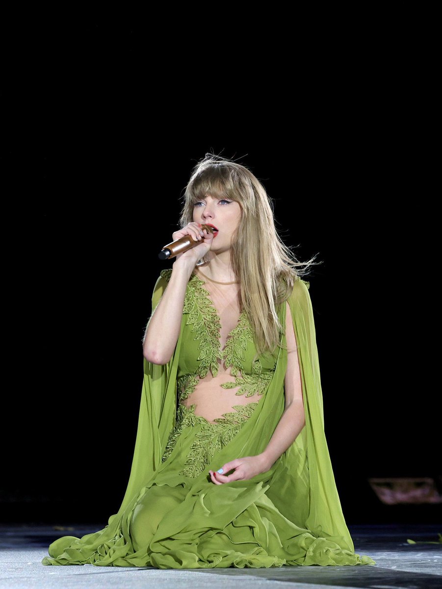 tswifterastour's tweet photo. 🚨| Taylor Swift's outfit for the "folkmore" era at tonight's show! 🩶🤎 #EdinburghTSTheErasTour https://t.co/BVcBt9CH4v