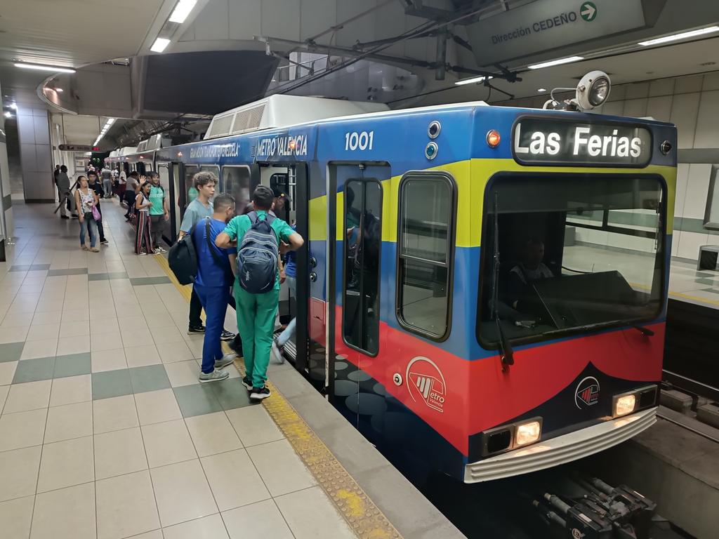 CAMETROVALENCIA's tweet photo. #07Jun ||El pueblo carabobeño disfruta de un servicio de transporte eficiente, seguro y confortable gracias al compromiso de la #GestiónRevolucionaria que de la mano de la #GMTVen🇻🇪 ¡Avanza!🚇 @NicolasMaduro @rvaraguayan @yolyemil #VamosPaLanteVenezuela https://t.co/8cetLMFESY