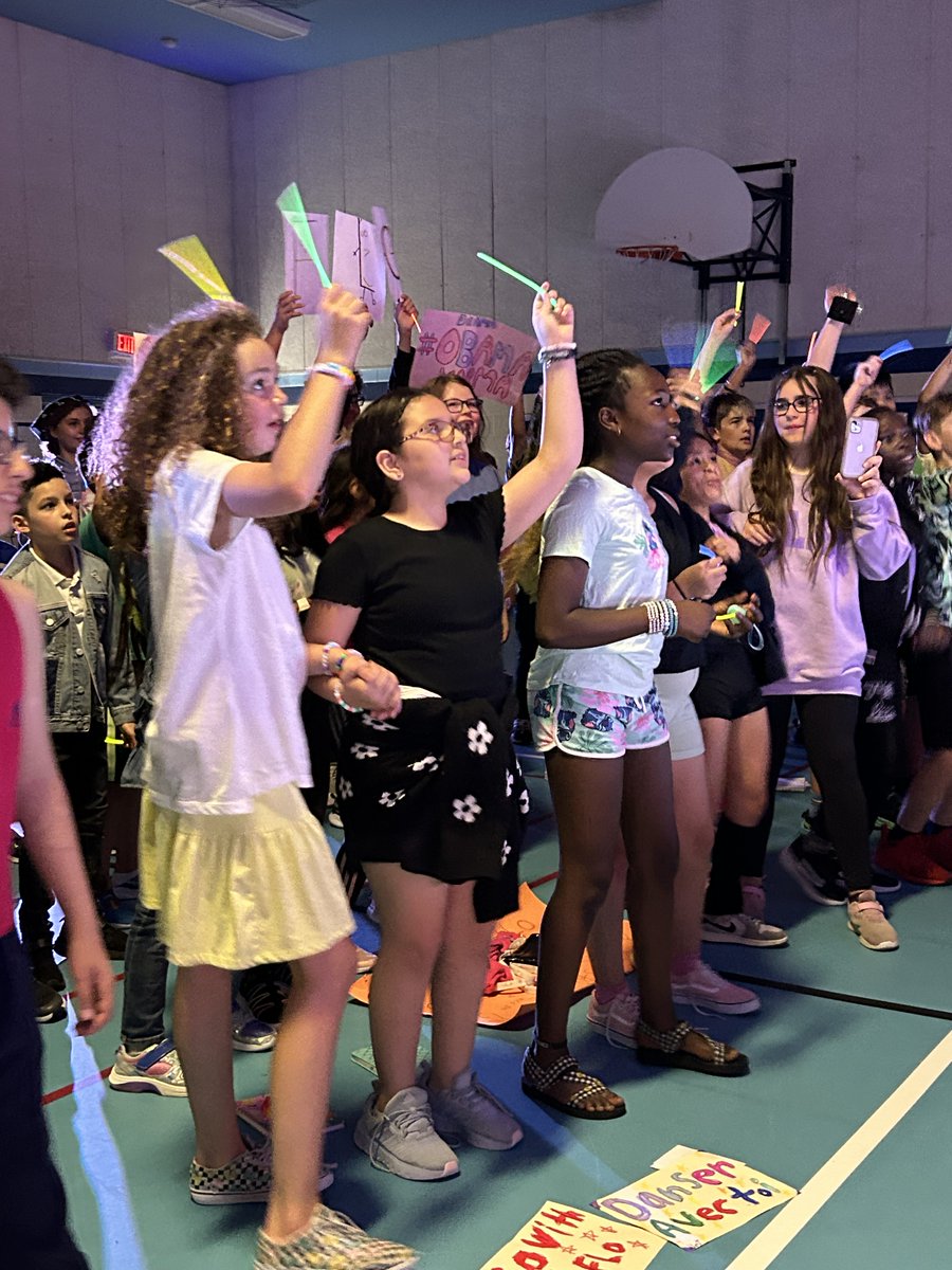 SMCDSB's tweet photo. On Monday, June 3, students  @SMCDSB_SMB were treated to a fantastic show by Ottawa-based rappers LeFLOFRANCO and DJ Skorpyon as part of Manie Musicale French music competition! https://t.co/k1SIxXZqBU https://t.co/R6xFs6z04Z