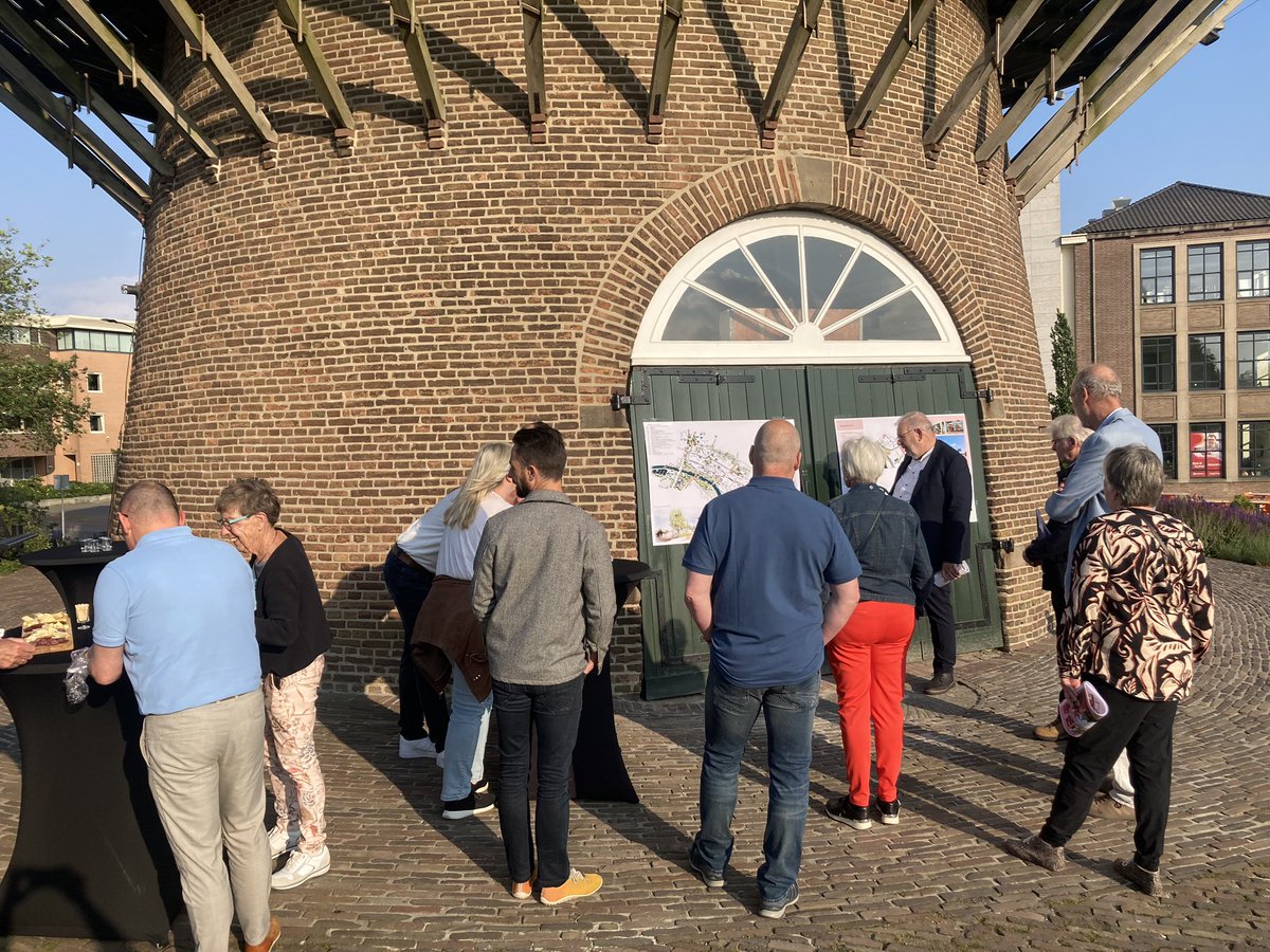 Vanmiddag was de gemeenteraad uitgenodigd voor een rondje binnenstad door het Binnenstadsbedrijf. We hebben meer gehoord over de nieuwe binnenstadvisie. Dank aan onze ondernemers <a href="/ODoetinchem/">Doetinchems Hart</a> voor het enthousiasme, de goede zorgen en het beantwoorden van onze vragen.