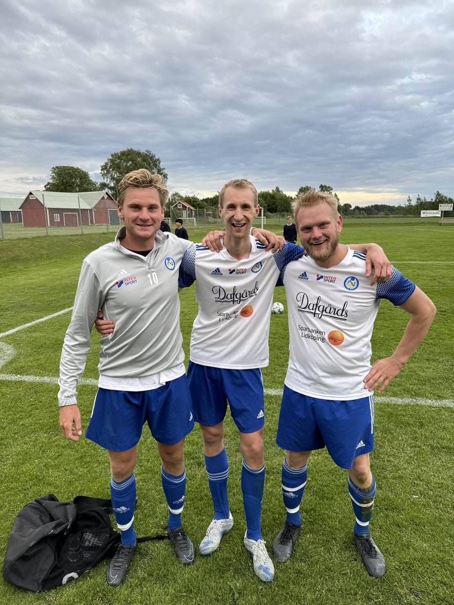 Segertåget rullar vidare!
Vi vinner dagens bortamatch mot Kinne-Vedum med 3-4. Dubbla mål av Olsson efter 6 minuter satte en bra grund och en ledning som vi aldrig tappade🔵⚪️⚽️

Målskyttar: Andersson, Callerud &amp; Olsson x2