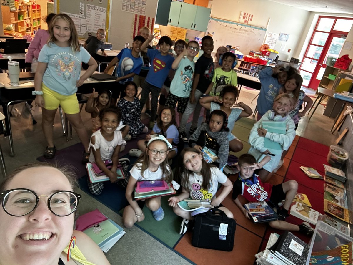 BrookeAmodei's tweet photo. Last literacy class switch today meant a scrambled name game and my favorite virtual Disney World field trip! 

I'm so proud of their growth and hard work! ⭐️☺️🎢 @SolleyAACPS https://t.co/bV9k1gybdp