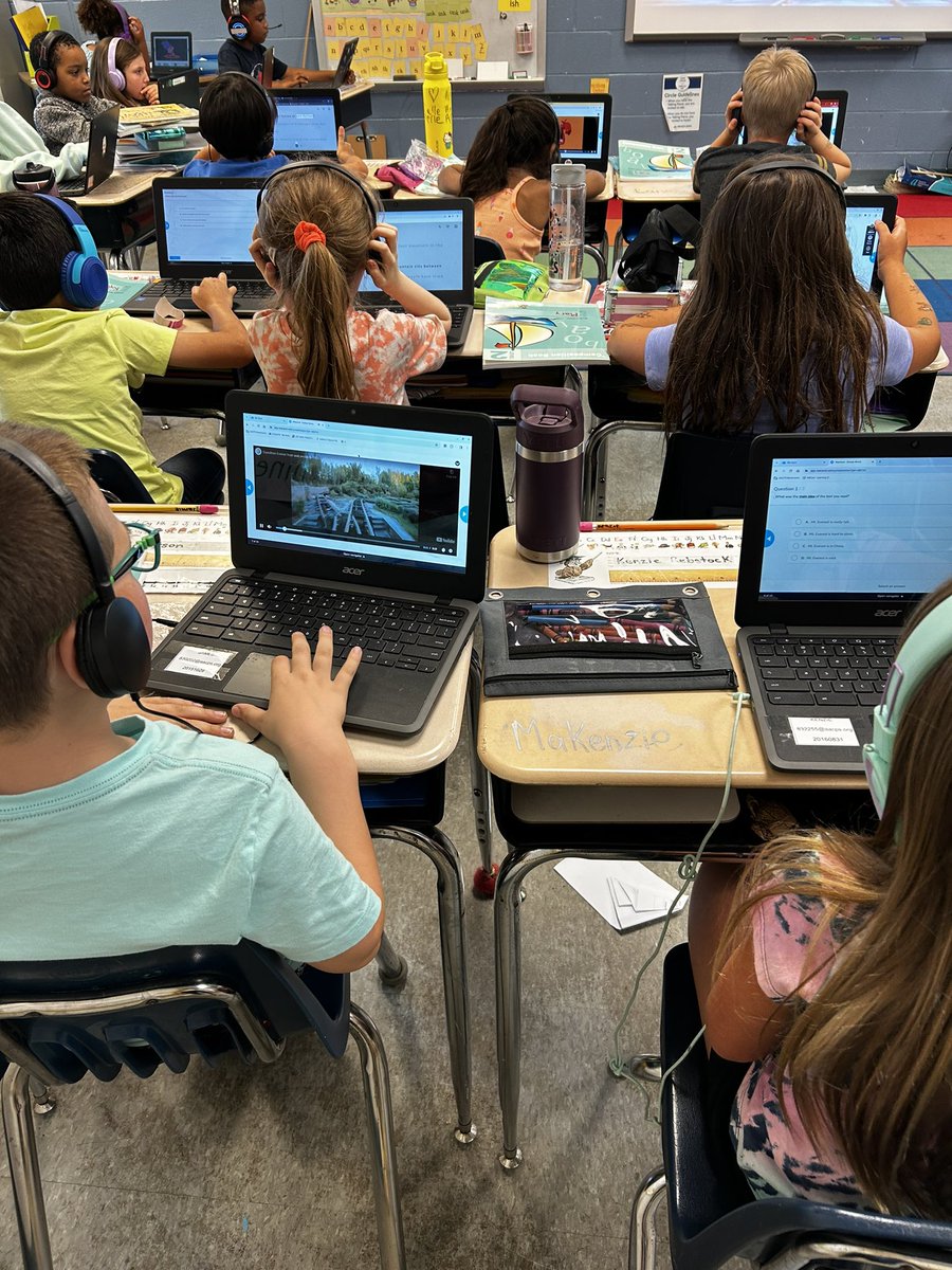 BrookeAmodei's tweet photo. Last literacy class switch today meant a scrambled name game and my favorite virtual Disney World field trip! 

I'm so proud of their growth and hard work! ⭐️☺️🎢 @SolleyAACPS https://t.co/bV9k1gybdp