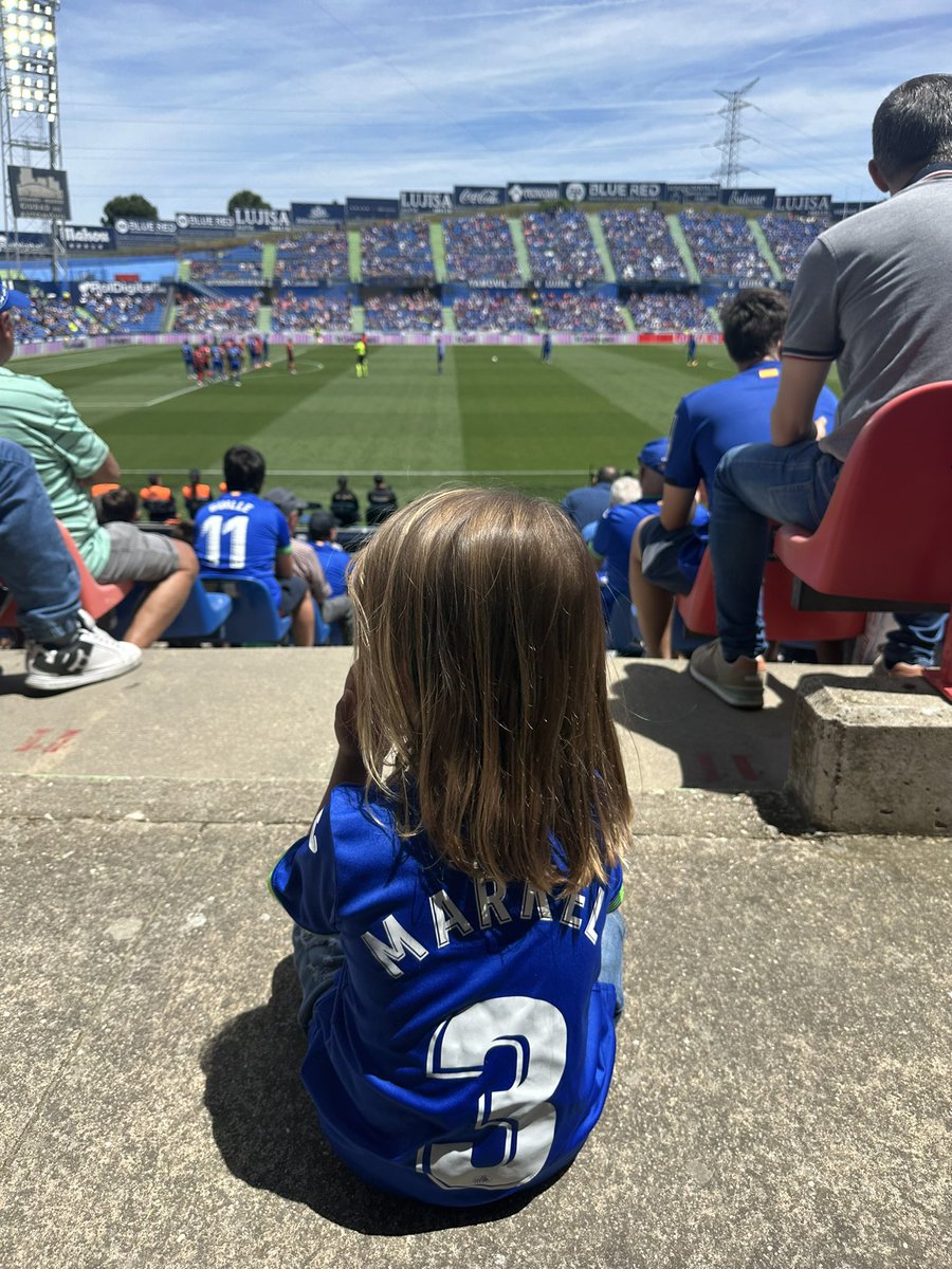 Me genera mucha tristeza pensar en críos como el mío, que tienen toda la ilusión por ir cada quince días al campo a ver a su equipo, el cual por cierto jamás ganará nada, y a pesar de eso, no puedan hacerlo tras la subida infame de precios para sus abonos <a href="/GetafeCF/">Getafe C.F.</a>