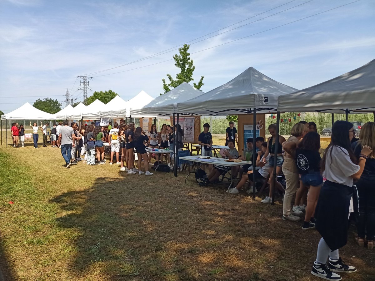 girvilanova's tweet photo. Per cinquè any, torna el GIR en fira! Durant els dos darrers dies, 16 recerques realitzades pel nostre alumnat de 4t d'ESO han estat compartides amb el professorat i alumnat del centre, així com amb les escoles de Vilanova. Aquí teniu alguns records d'aquestes jornades! https://t.co/2RzPVA1865