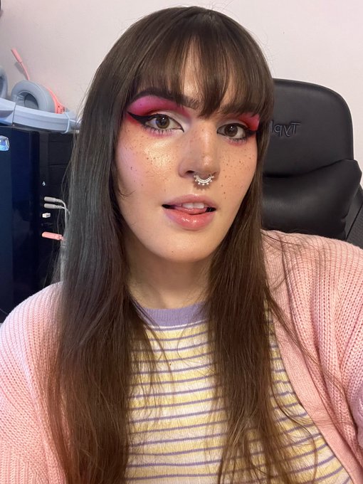 Good morning 💕🩷, how&rsquo;s everyone&rsquo;s day going? https://t.co/Cmpy7kQMSf