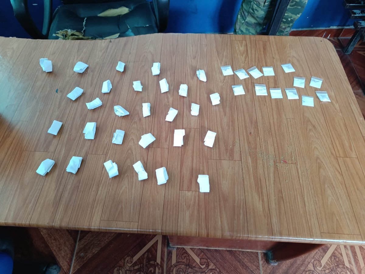 🔵3 DETENIDOS CON DROGA EN PASAJE

Las Fuerzas Armadas detuvieron a tres sujetos en actitud sospechosa en su poder lo siguiente:

- 13 fundas con un polvo blanco cocaína. 
- 33 sobres con una sustancia verdosa marihuana.