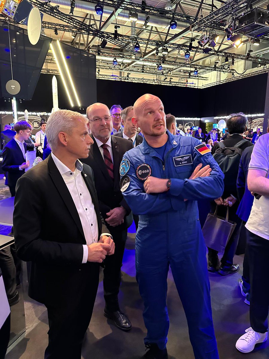 patrickrappmdl's tweet photo. #thelaend;#BW;#lrbw;#BadenWürttemberg;#ila; Gute Gespräche und eine mega aufgestellte Branche in B-W - die Zukunft kann kommen. Mit Hightech schaffen wir auch die Klimaherausforderungen. https://t.co/wl79USi1Ya