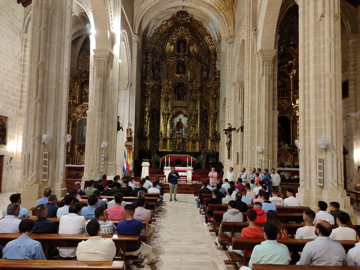 PastoraSDi's tweet photo. #40DÍASDEGLORIA I En estos momentos comienza la igualá en nuestra parroquia de San Dionisio. Más de 100 personas llenan en estos momentos los bancos para aspirar a ser los pies de la Divina Pastora y comienza con los amigos de la tertulia "Con la venía"
#PastoraSD👒⚜️ https://t.co/2vwwCpcZhN