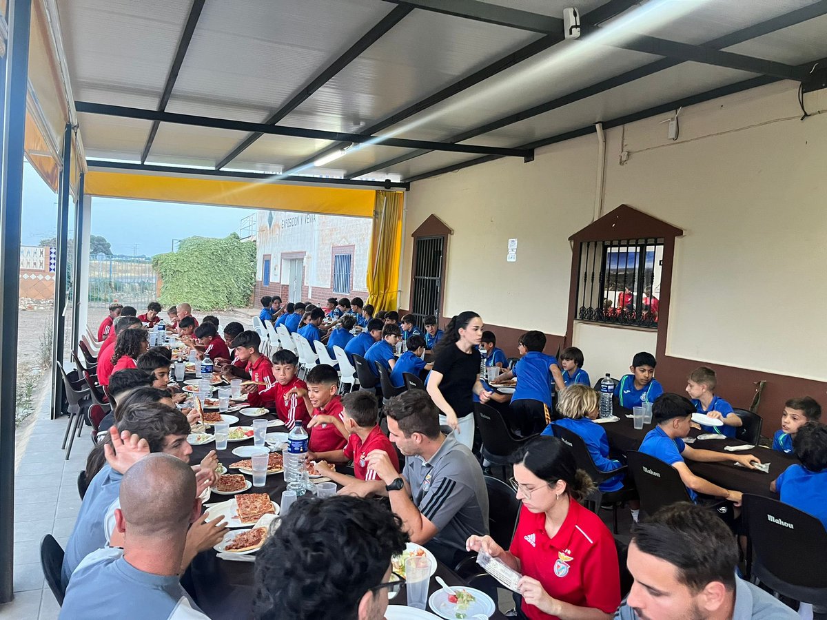 ¡Comienzan a llegar las primeras expediciones!🚌

¡Directos a comeeeeeeerr!🍽️

¡BIENVENIDOS!👋👋

<a href="/AtletiAcademia/">Atleti Academia</a> 
<a href="/SLBenfica/">SL Benfica</a> 
<a href="/GetafeCF/">Getafe C.F.</a> 
<a href="/SevillaFC/">Sevilla Fútbol Club</a>