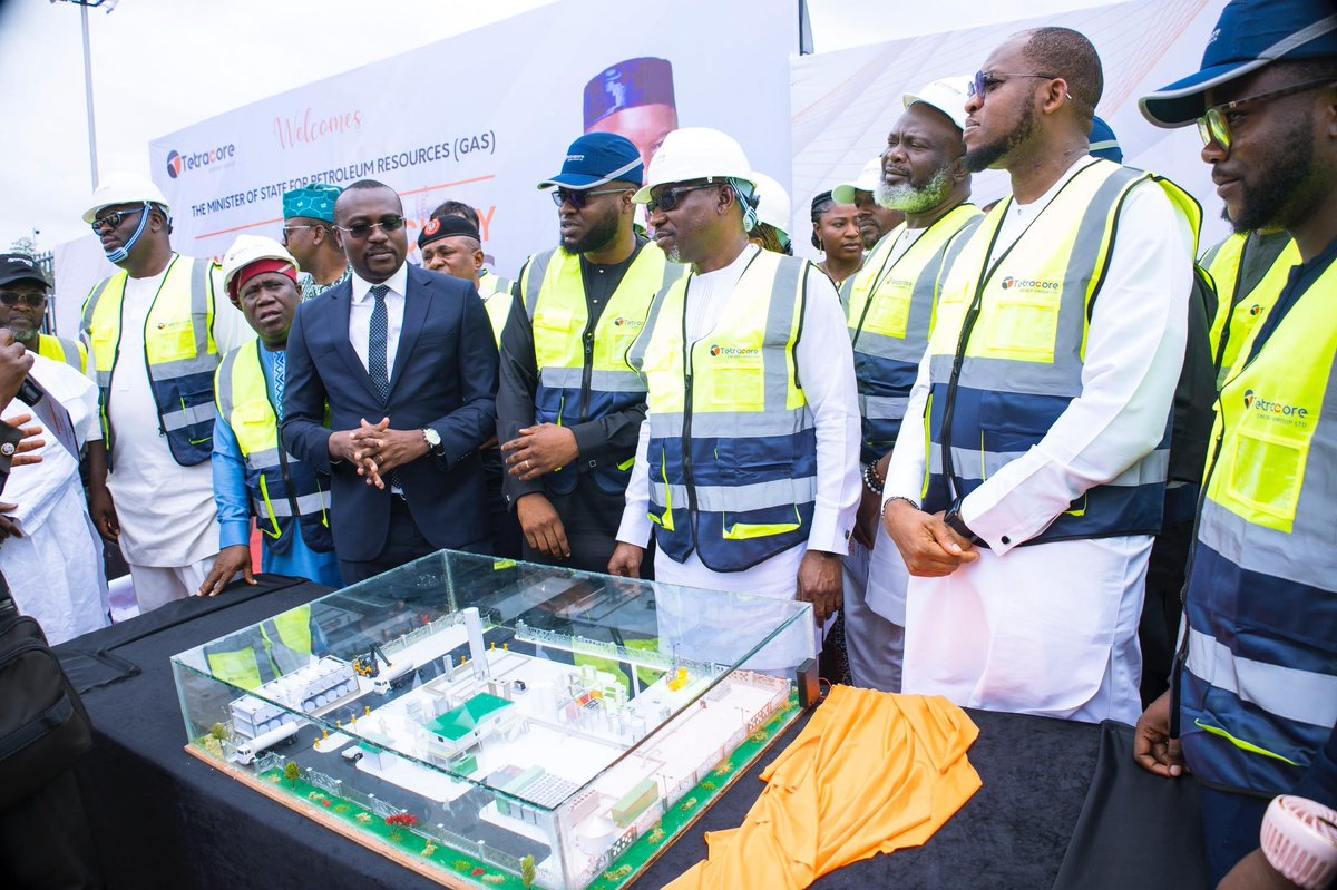 Ekperikpe001's tweet photo. Investments in CNG, LNG Infrastructure Critical for Nigeria's Energy Security

Today, I was thrilled to commission the 3.1 million metric tonnes standard cubic feet per day (MMscfd) Compressed Natural Gas (CNG) facility and breaking ground for the 5.2 MMscfd Liquefied Natural Gas (LNG) facility by Tetracore Energy Group in Ogun State. These investments are pivotal for Nigeria's energy security and reflect our commitment to diversifying energy sources and promoting cleaner fuels.