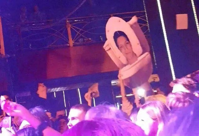 Oye que estoy en el concierto del <a href="/saikobeibe/">SAIKO</a> en Nuevos los Cármenes. Esto es alguna broma interna del fandom?? No estoy muy puesto en el tema😅