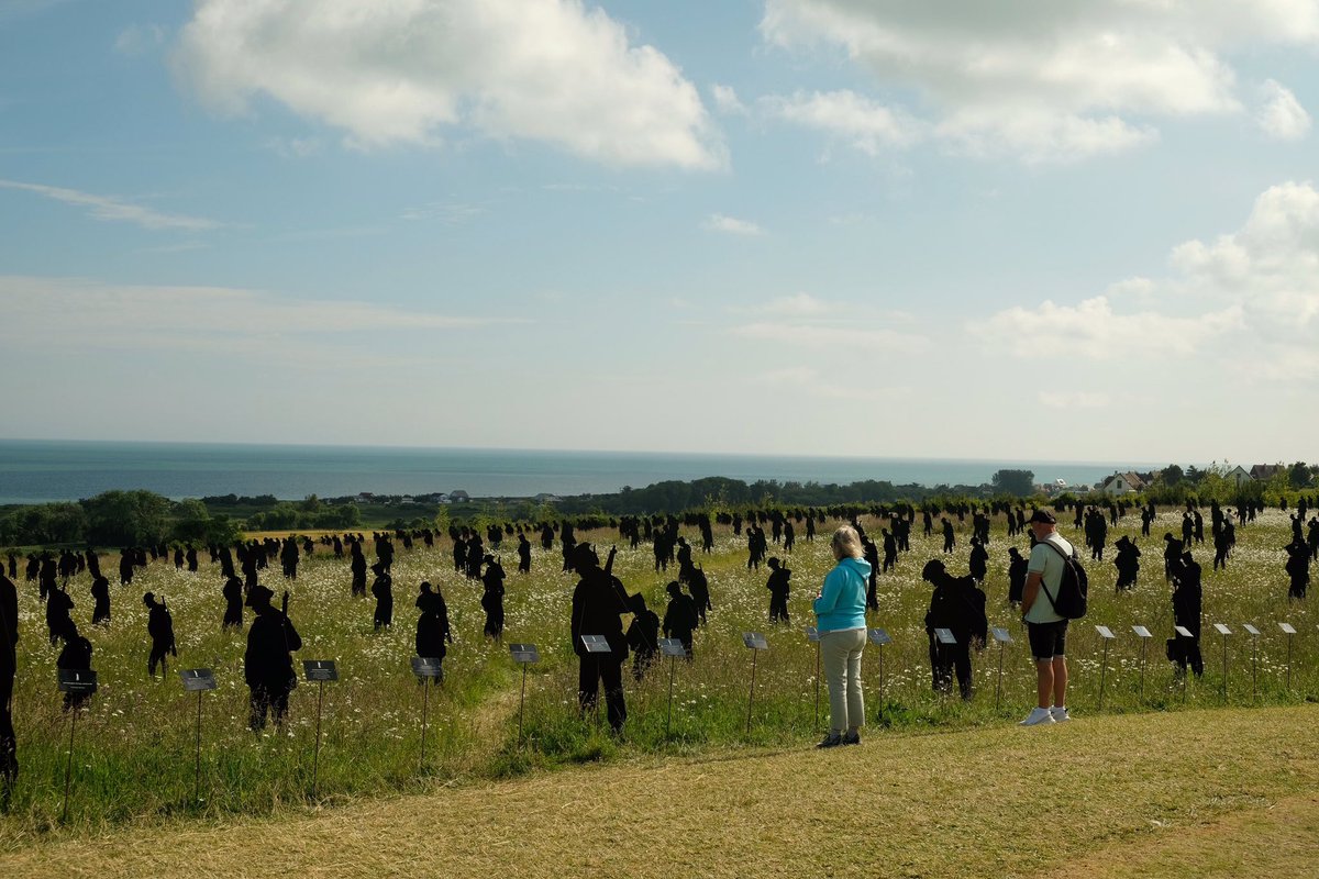 A moving sight on a peaceful evening: 1475 ‘Standing with Giants’ silhouette figures stand on the seaward slope below the British Normandy Memorial. They represent the number of men under British command, killed on 6th June 1944.
#DDay80 <a href="/britishmemorial/">British Normandy Memorial</a>